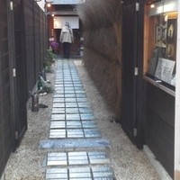 馳走いなせや - 路地の奥にある入口。