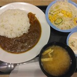 松屋 - 料理写真:創業ビーフカレー780円、生野菜サラダ150円、ポテサラは紙クーポンで無料(2026.5.3)