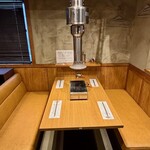 焼肉酒場Sowaka - 活気ある雰囲気と落ち着いた空間が共存する当店は、会社宴会やサラリーマンの飲み会に最適。焼肉を囲めば自然と会話も弾み、上司も部下もリラックス。飲み放題付きプランも充実しており、コスパ抜群で幹事さんも安心！電子タバコ喫煙OKで快適な時間をお過ごしいただけます。