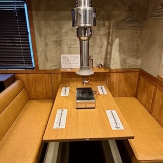 テーブル4名様×6ゆったりとした座席でリラックスしながらお料理をお楽しみください