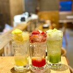 焼肉酒場Sowaka - 人気のフルーツたっぷりゴロゴロサワー！【パイン、イチゴ、キュウイの三種類】