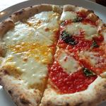 イタリア料理 トト - マルゲリータと４種のチーズのピッツアのハーフアンドハーフ
