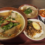 Bei Tou Squid Snack - 魯肉飯と魚丸汁、揚げワンタン麺