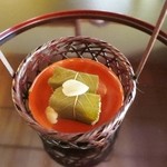 招福樓 - (お凌ぎ)若菜篭に供された甘鯛寿司、桜の葉の塩漬け、花弁生姜