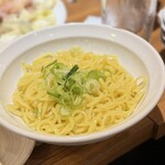 大衆とり酒場 とりいちず - 〆の雑炊後に麺を追加する黒い革ジャン(･_･;