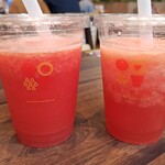 果汁工房果琳 - ドリンク写真:左、贅沢スイカ　右、スイカ
