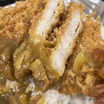松家カレー - ✅カツカレー¥900
　※食券購入後、店員さんからご飯量を聞かれ
　　大盛り350gを申告！
　※キャッシュオンリー