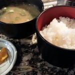 昭和や - 定食の味噌汁とご飯、漬物つき
