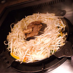 松尾ジンギスカン - ランチのジンギスカンと野菜を焼く様子。