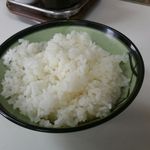 とんかつ美よし - 定食のご飯。十分な量だと思います。普通ライスと同じ量です。お代わりの場合は200円。