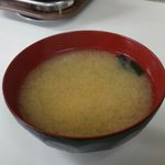 とんかつ美よし - 定食の味噌汁。この日の具は、わかめと豆腐。薄すぎず塩辛くなく、絶妙の味わいです。