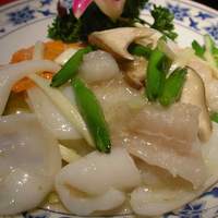 横浜中華街 重慶飯店 本館 - イカと魚の塩味炒め