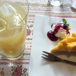 カフェ・スケール - マンゴータルトとグレープフルーツジュース