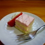 Hisagoan - 御膳を食べ終ったらデザートをお店の方が運んで来てくれました、この日のデザートは旬の苺を使ったケーキでした。
                      