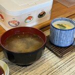 ん寿司 - 味噌汁と茶碗蒸し