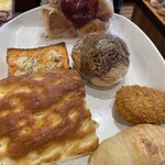 函館パン エスポワール&札幌どんぐり - 料理写真:ミニクロワッサン エビのクロックムッシュ フォカッチャ
悪魔の焼きそばパン 牛肉コロッケ 塩パン
