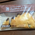 セブンイレブン - 料理写真:三角形のチョコチャンクスコーン(¥203)