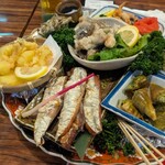 須崎魚河岸 魚貴 - 土佐の皿鉢盛り(青さ天麩羅、ウツボ唐揚げ、ゴリ唐揚げ、チャンバラ貝、マンボウ天麩羅)