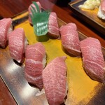 栄寿し総本店 - 一番手前1貫のみ大トロ、他は中トロ
