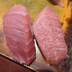 栄寿し総本店 - 右:大トロ、左中トロ