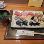 鮨髙はし - 料理写真:上ランチにぎりと碗