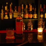 BAR Up to You - 落ち着いた色調の店内。