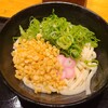 驛麺家 - ぶっかけうどん【冷】(税込450円)
トッピングは花形紅白蒲鉾&天かす&刻み青葱
つゆは鰹節&熬子&昆布をベースに甘めの薄口醤油を加えて整えた濃いめなぶっかけ仕様、饂飩は歯応えとコシはやや弱めな仕様