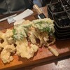 ホルモン天ぷら みよしの - ホル天はミニまな板とミニ包丁が付いて出てきます