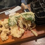 ホルモン天ぷら みよしの - ホル天はミニまな板とミニ包丁が付いて出てきます