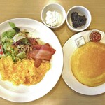 ガスト - 料理写真:スクランブルエッグ&ベーコンソーセージセット(パンケーキに変更)