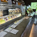 HAPPY SWEETS FACTORY - レジカウンターに沿って美味しそうな商品が陳列されています。