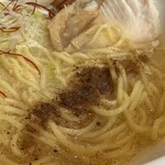鶏の一聲 - 魚粉を投下
