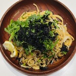 壁の穴 - 『ウニとタラコ、アオリイカのパスタ大盛（2050円）トッピングの青じそ（100円）、貝割れ（100円）』