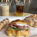 スターバックス リザーブ ロースタリー トウキョウ - コールド ブリュー グリーンフィズ パイナップル & ミント(ドリンク右)、クラフトキャラメル ラテ(ドリンク左)