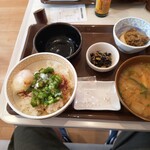 すき家 - かつぶし振って混ぜずにドボン