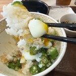 すき家 - 温玉を割ってオクラとかつぶしと一緒に