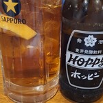 加賀八 - ドリンク写真:黒ホッピーにレモンが入る