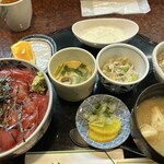 割ぽうしもじ - 料理写真:まぐろ丼定食
1100円