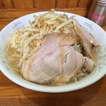 らーめん 松信 - 料理写真:らーめん 麺半分150g ニンニク からめ、野菜増し