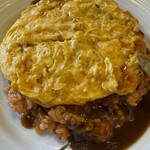ぽっぽや - ふわとろ、オムライスをフォークを入れて開いたところです