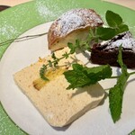 シェ・ヒロ - シュークリーム、ガトーショコラ、杏のムース