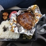 三恵 - バンバーグ弁当(デミグラス)ごはん中　500円(税込)
