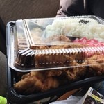 三恵 - から揚げ弁当ごはん中　500円(税込)