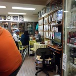 村田屋酒店 - 丸テーブルで呑んでる方々。