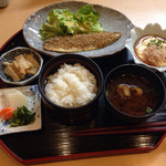 ひろ繁 - お昼の日替わり定食。本日は大イワシのゴマ焼きに、オボロ豆腐とタケノコの小鉢がついてました。