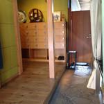 ひろ繁 - お風呂屋さんの様な靴箱。男女別トイレはこの左側にあります。