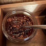 藍色の寅卯 - 卓上のにんにくラー油が美味しい。