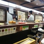 根室花まる - カウンターより店内