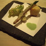 くろぎ - 山菜と海老芋揚げ。