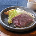 三田屋 - 国産和牛肉の厚切りステーキは熱く焼かれた南部鉄の鉄皿でお好みの状態で焼くことが出来ます。